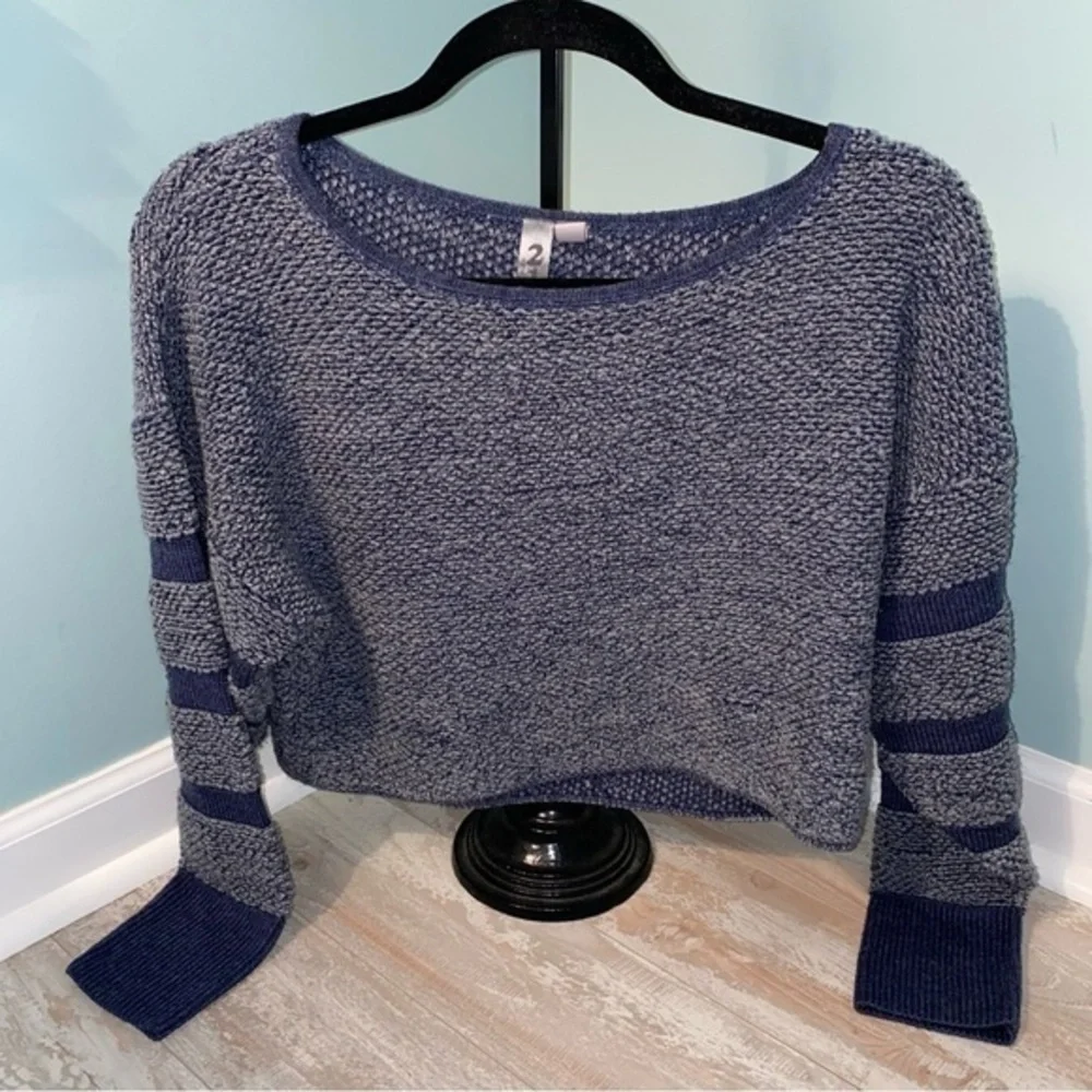 212 New York Sweater Size Small Cropped in GUC